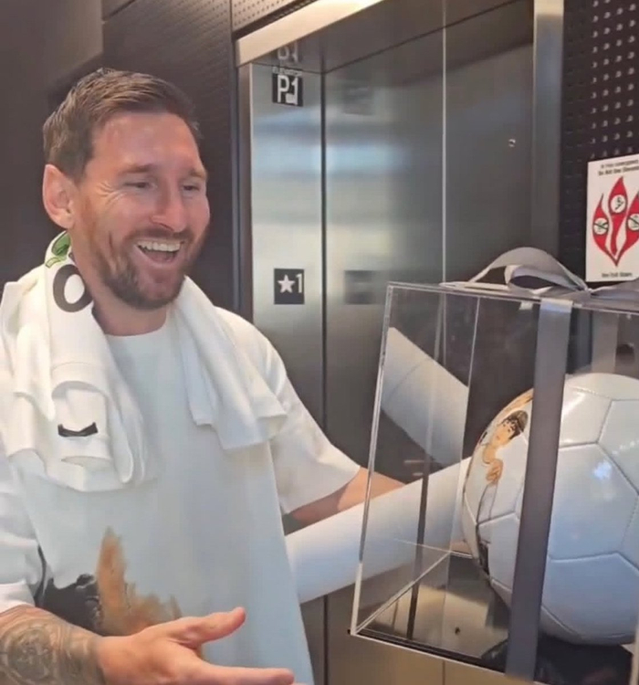 世界杯官方平台-梅西赛场见家人照片印足球瞬间动容|莱昂内尔·梅西|美职|美职联_新浪体育_新浪新闻