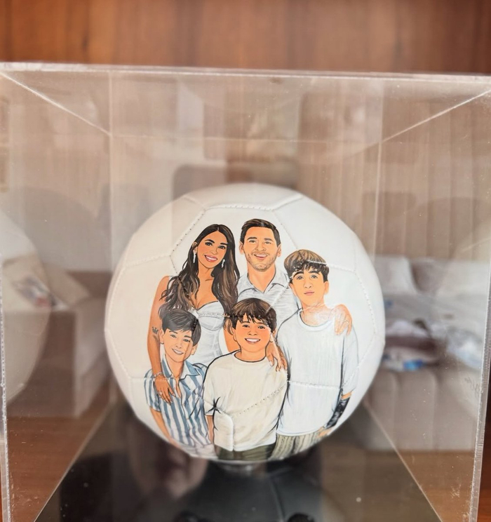 世界杯官方平台-梅西赛场见家人照片印足球瞬间动容|莱昂内尔·梅西|美职|美职联_新浪体育_新浪新闻