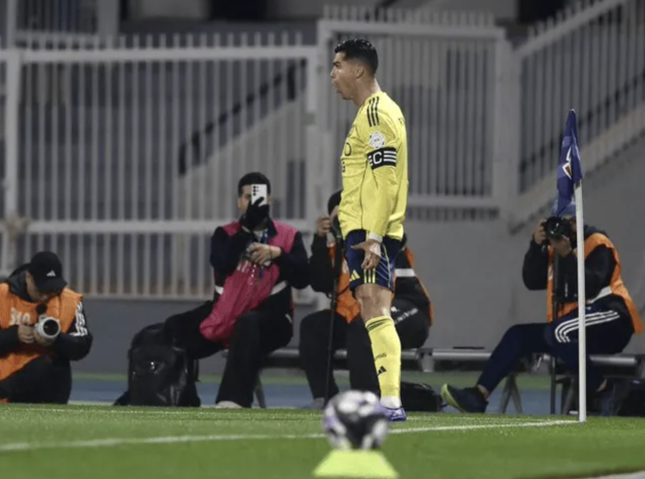 世界杯官方平台-“住在越位线上” 40岁C罗用5越位拼来1进球 球迷嘲讽：就等吃饼