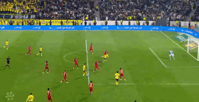 世界杯官方平台-“住在越位线上” 40岁C罗用5越位拼来1进球 球迷嘲讽：就等吃饼