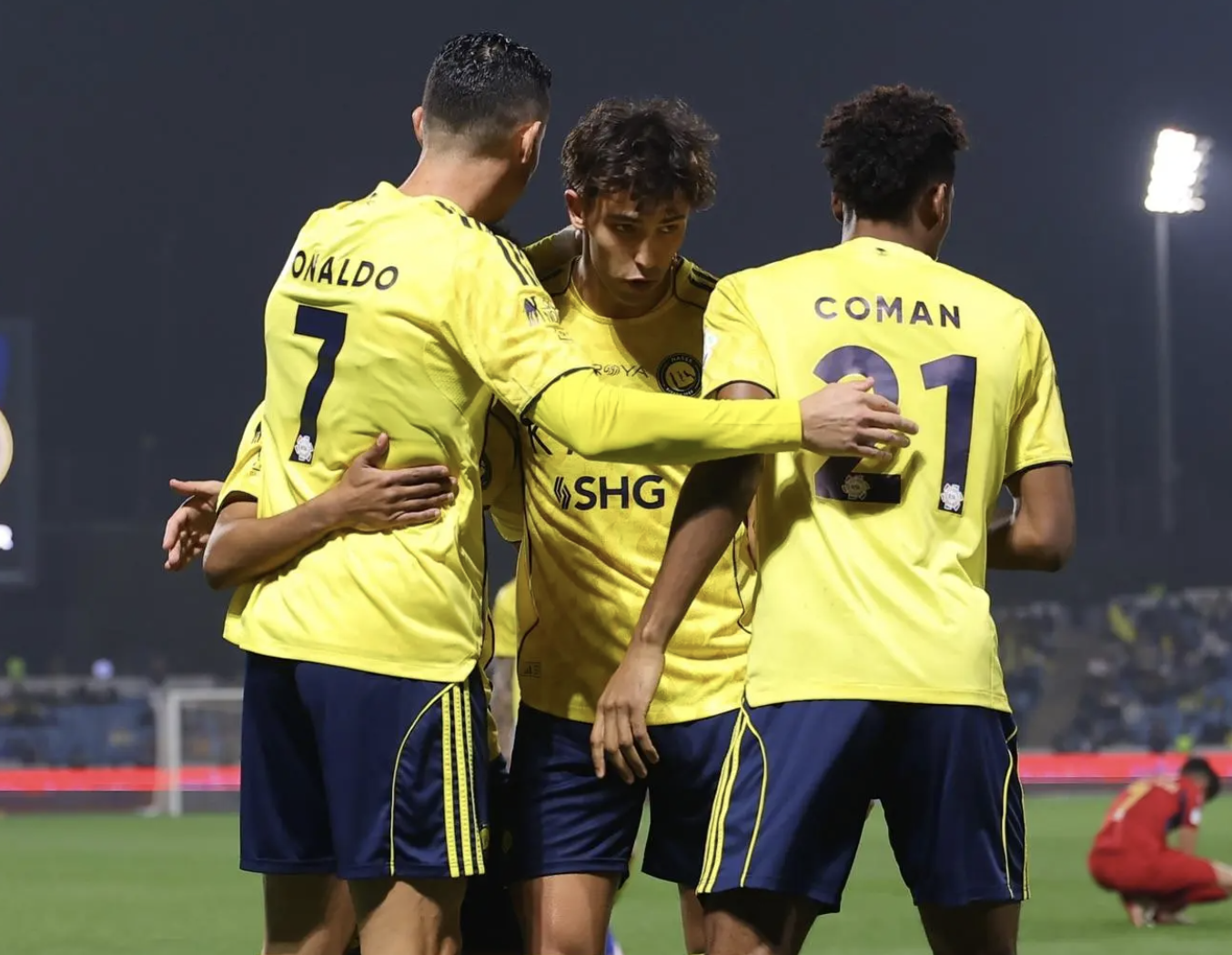 世界杯官方平台-“住在越位线上” 40岁C罗用5越位拼来1进球 球迷嘲讽：就等吃饼