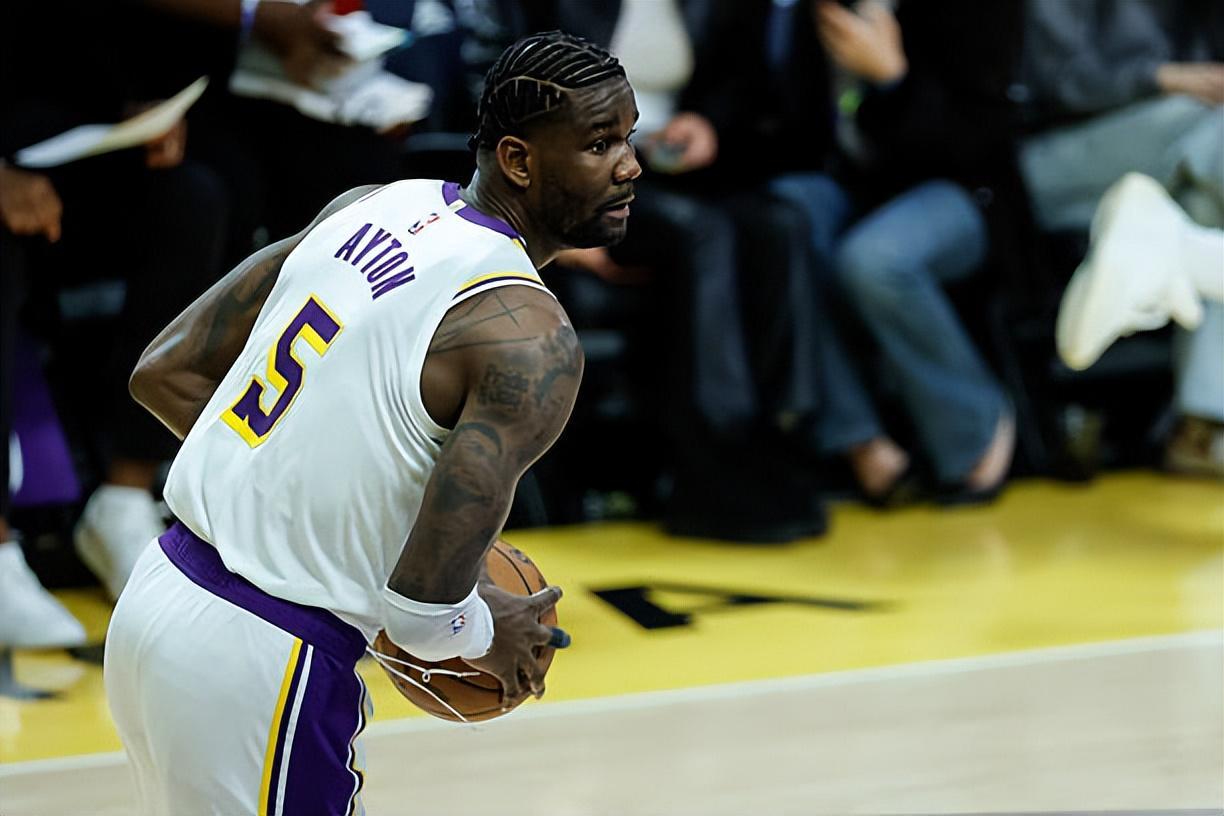 世界杯官方平台-被快船各种打爆，湖人内线支柱莫名其妙又一次彻底丧气了？