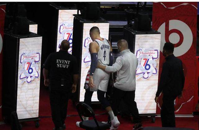 球迷失控疫情惹的祸？明星后卫遭殃