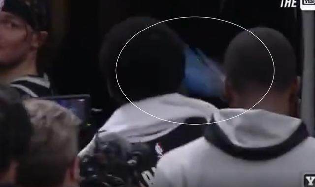 球迷失控疫情惹的祸？明星后卫遭殃