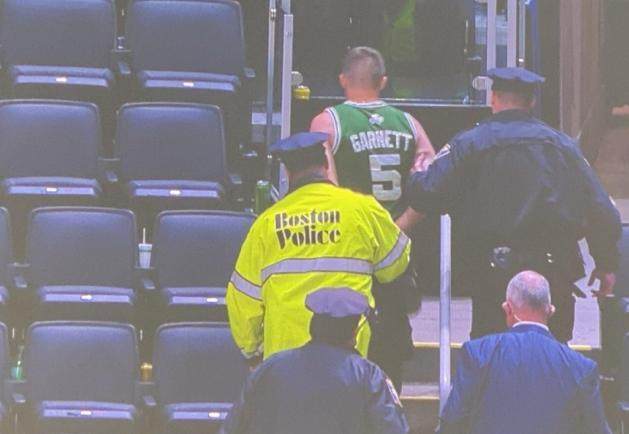 球迷失控疫情惹的祸？明星后卫遭殃